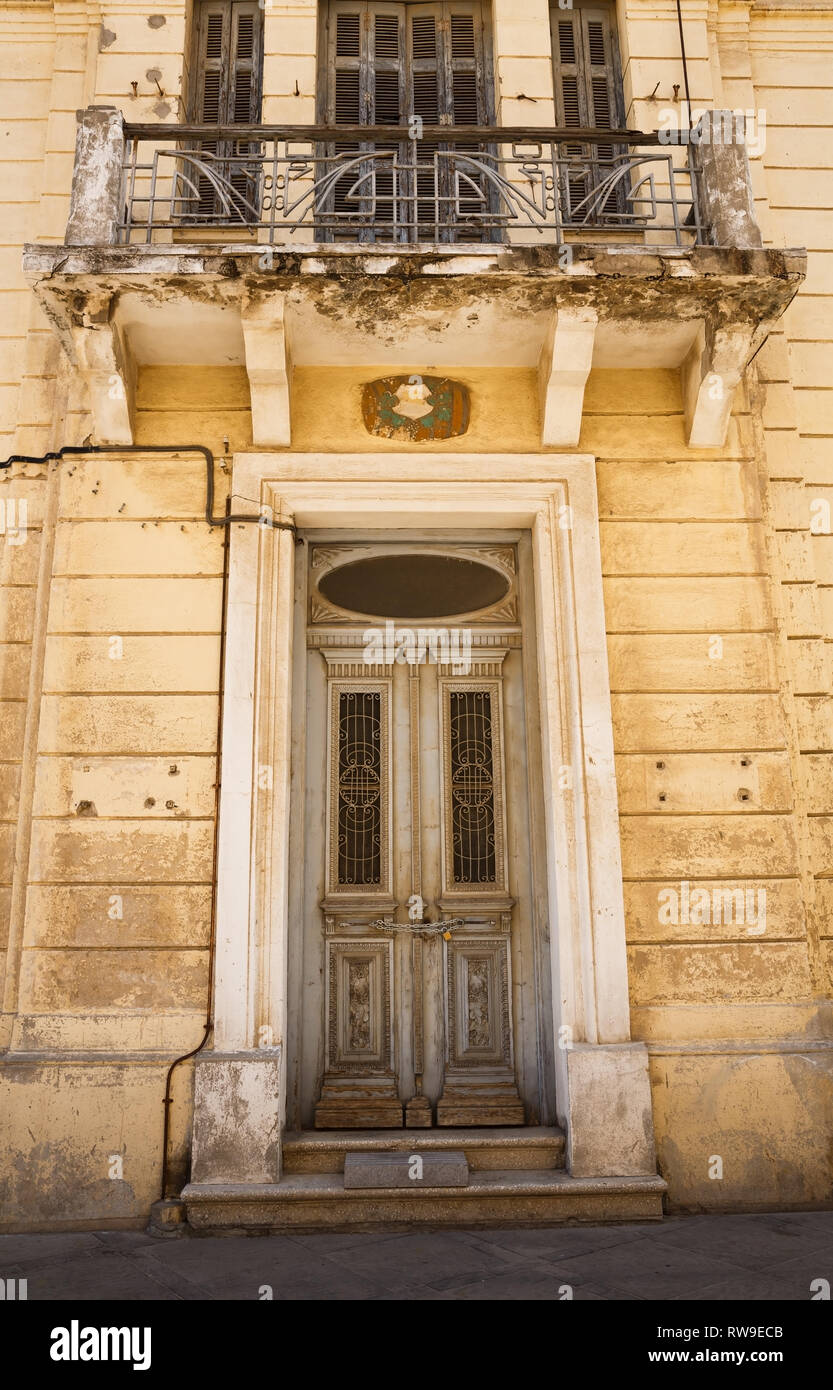 Alte Holztür und Balkon in Limassol, Zypern. Stockfoto