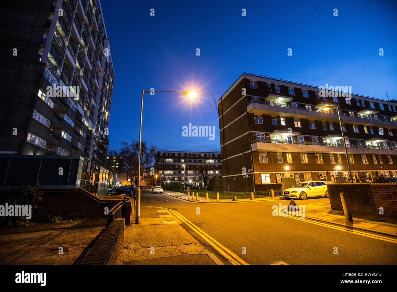 Sozialwohnungen in der Dämmerung, Stipendiaten, Weymouth Terrasse, Hoxton, East London, England, Vereinigtes Königreich. Stockfoto