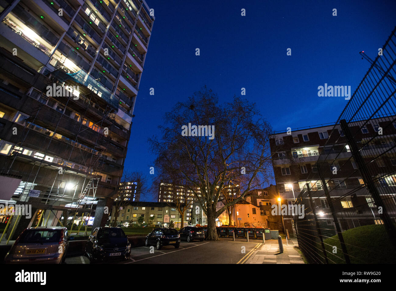 Sozialwohnungen in der Dämmerung, Stipendiaten, Weymouth Terrasse, Hoxton, East London, England, Vereinigtes Königreich. Stockfoto