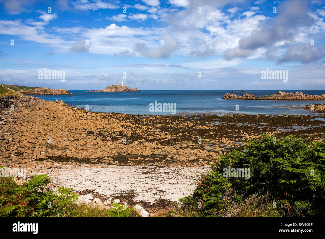 Round Island und den Leuchtturm von Porth Dichtung, St. Martin's, Isles of Scilly Stockfoto
