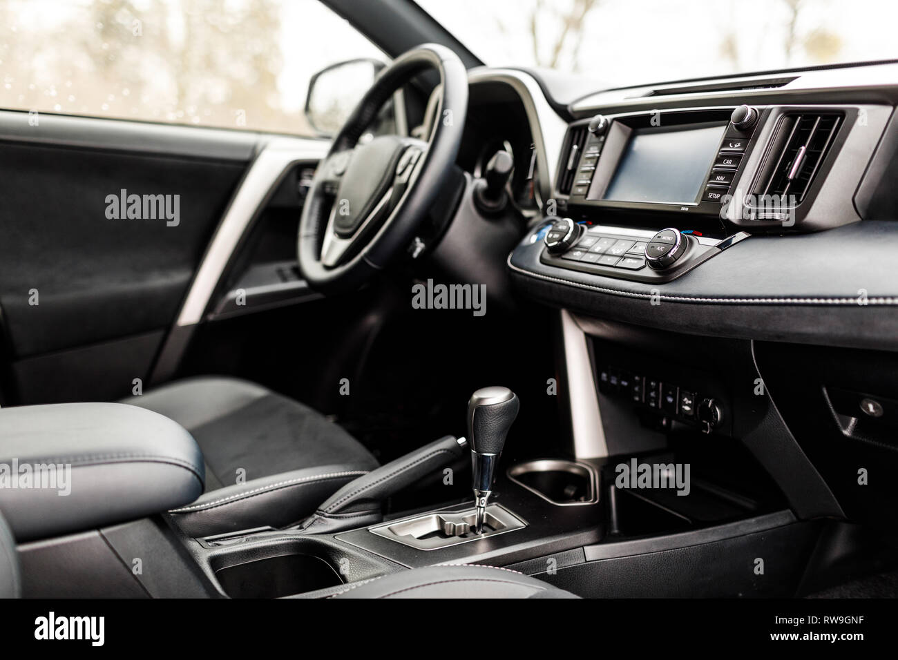 Luxus-Auto-Innenraum Lenkrad Schalthebel. Interieur Detail Des Neuen  Modernen Autos. Stockfoto - Bild von teil, ausrüstung: 224490482