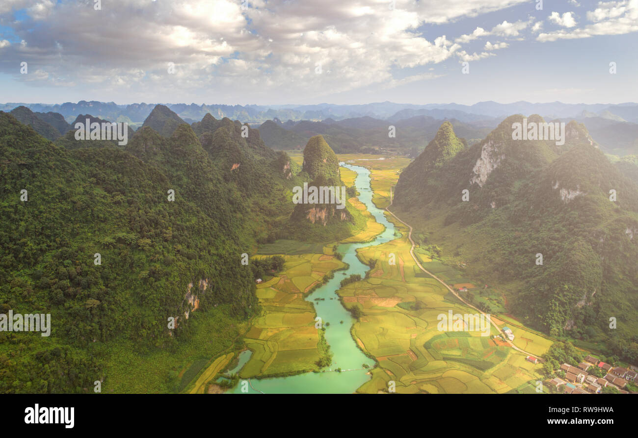 Luftaufnahme von Reis terrasse Paddel Feld in den Sonnenuntergang und Sonnenaufgang am Trung Khanh, Cao Bang, Vietnam. In der Nähe von Mu Cang Chai und Sapa Stockfoto