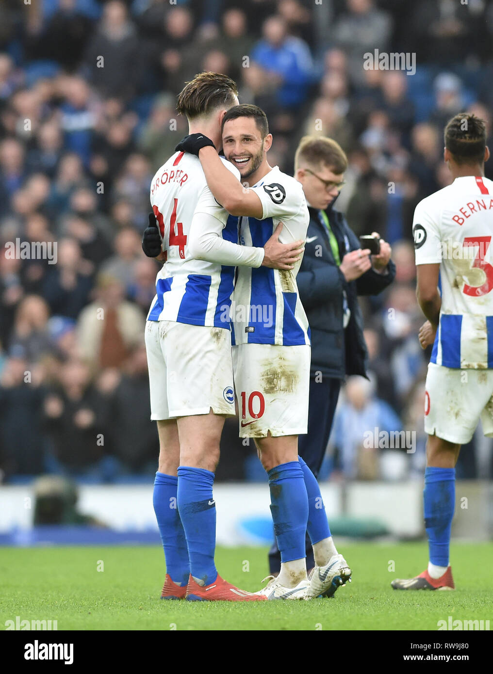 Florin Andone von Brighton (rechts) feiert ihren Sieg mit Anthony Knockaert in der Premier League Match zwischen Brighton & Hove Albion und Huddersfield Town an der American Express Community Stadion. 02. März 2019 Stockfoto