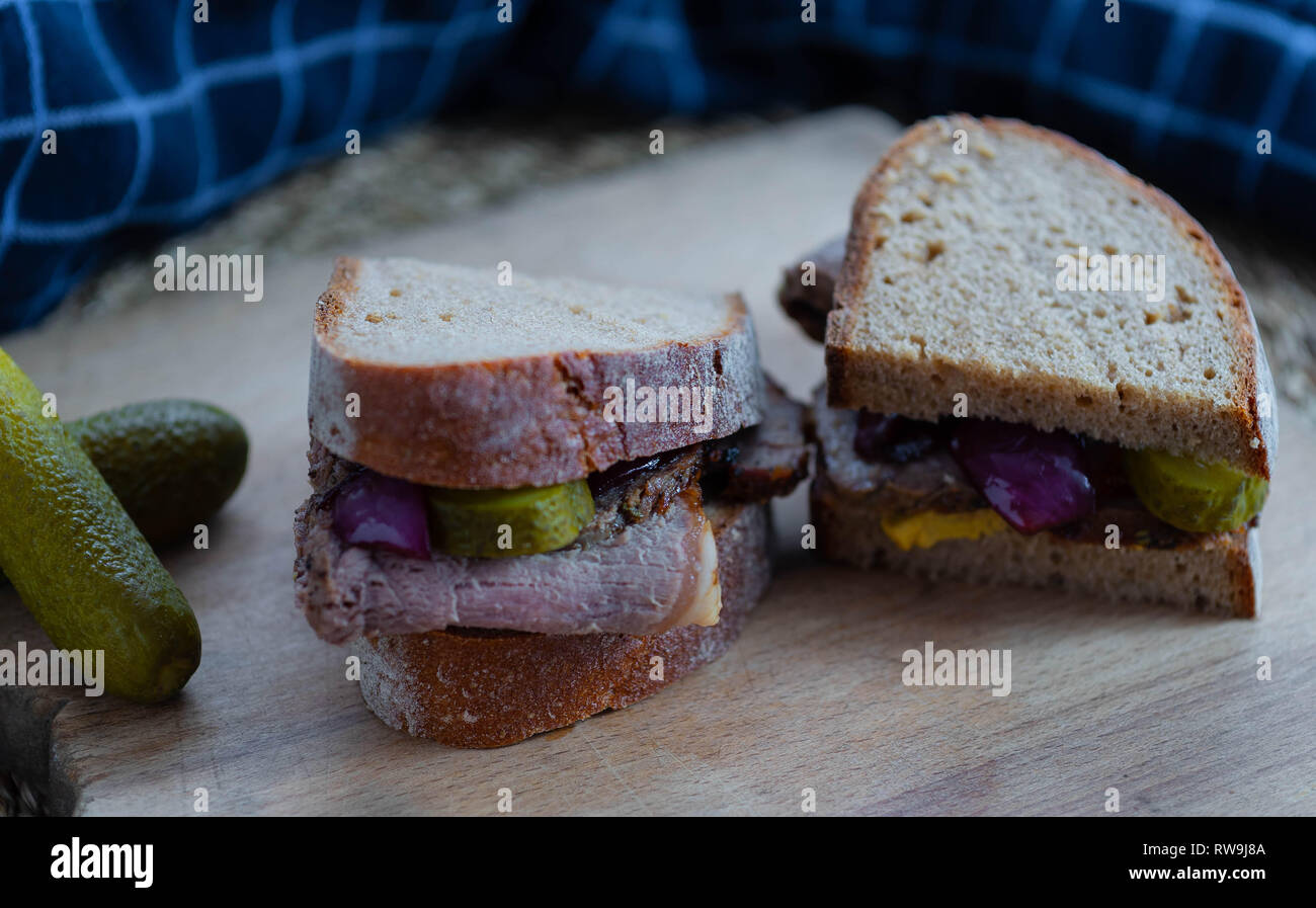 2 Roastbeef Sandwiches mit Gurken Stockfoto