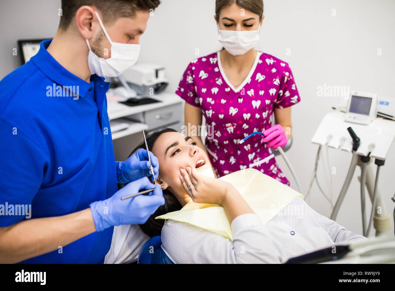 Hand An Der Wange Stockfotos und bilder Kaufen Alamy