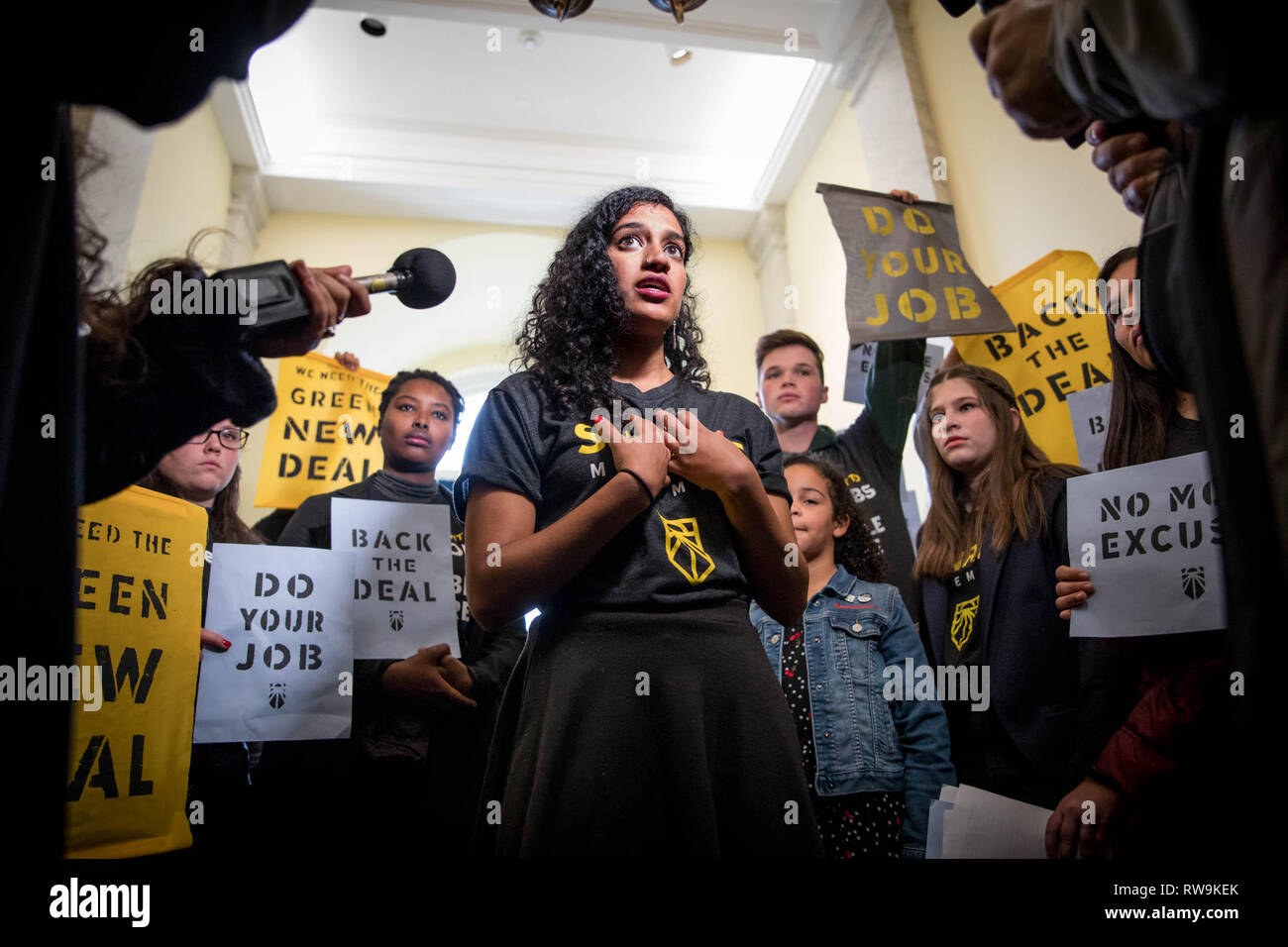 Washington, DC. USA. 12.10.18: Hunderte von jungen Menschen Repräsentanzen beschäftigen, um den Druck der neue Kongress ein Ausschuß für einen Green New Deal zu unterstützen. Stockfoto