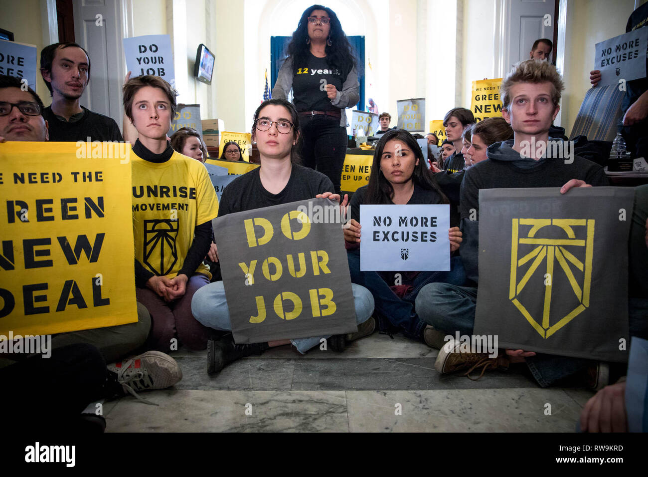 Washington, DC. USA. 12.10.18: Hunderte von jungen Menschen Repräsentanzen beschäftigen, um den Druck der neue Kongress ein Ausschuß für einen Green New Deal zu unterstützen. Stockfoto
