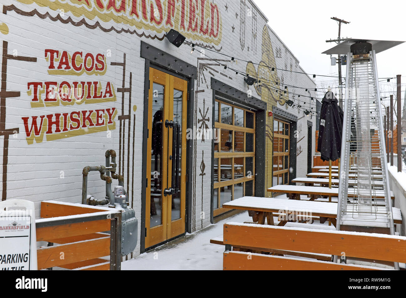 Bakersfield Restaurant, eines der vielen Restaurants am trendigen West 25th Street in Ohio Stadt in der Nähe der Innenstadt von Cleveland, Ohio, während der Winterzeit. Stockfoto