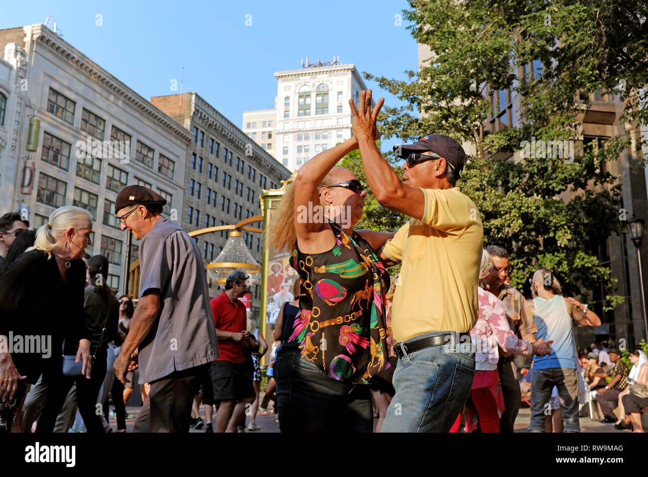 Eine vielfältige Gruppe von Menschen tanzt im Freien im Playhouse Square Theatre District während des wöchentlichen Tanz-/Konzertprogramms im Sommer in Cleveland, Ohio. Stockfoto