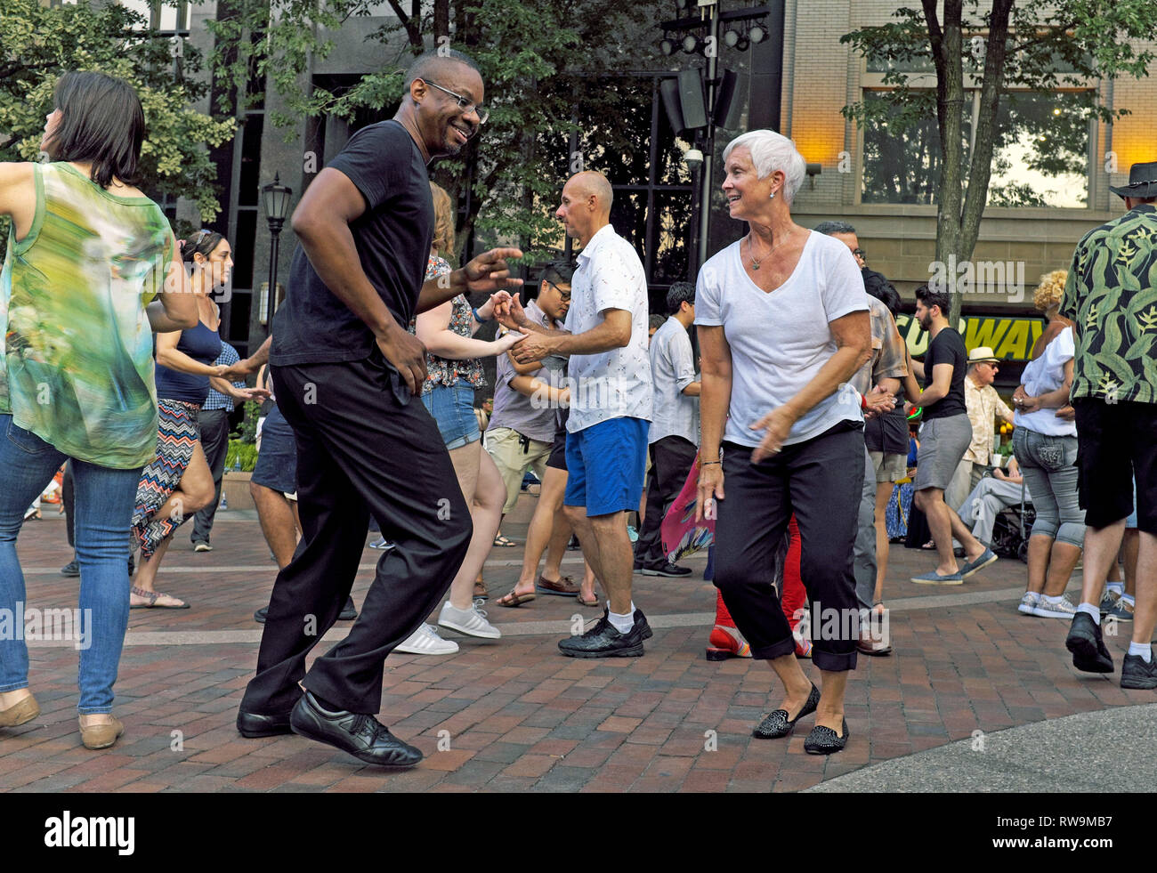 Tanzen in die US-Bank Plaza in der Innenstadt von Cleveland, Ohio, USA ist eine wöchentliche Sommer Event zieht einen Querschnitt der Clevelanders und Besucher. Stockfoto