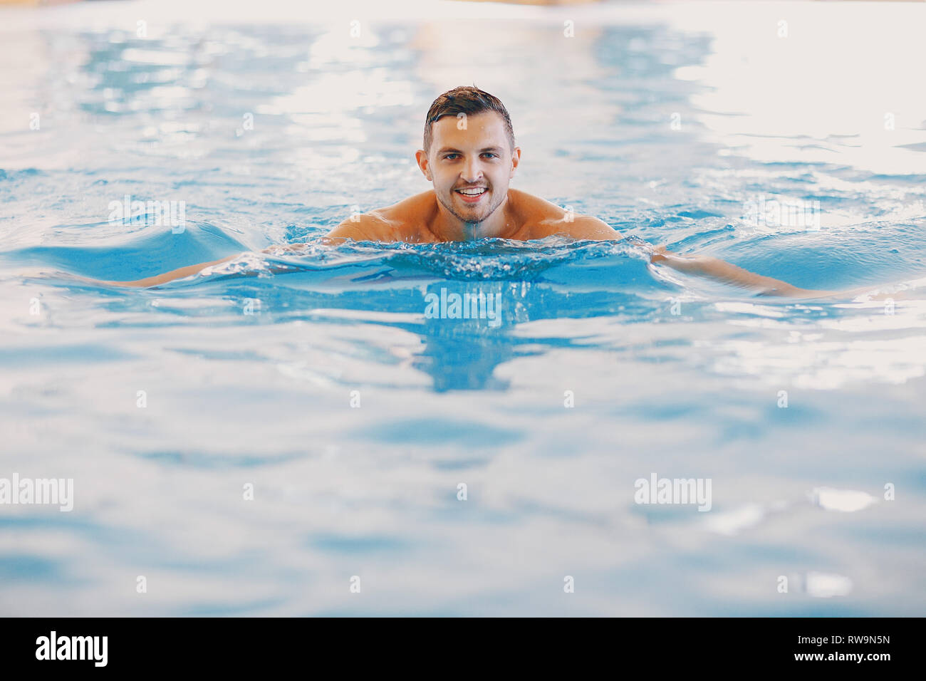 Mann im pool Stockfoto