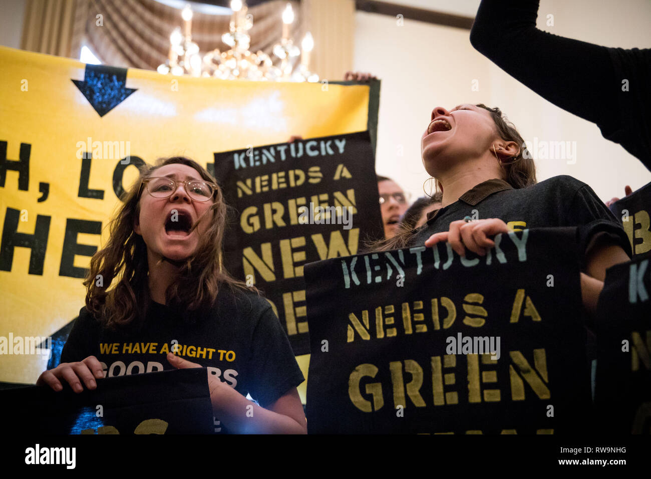 Jugend Aktivistinnen aus Kentucky und in den USA das Amt des Senators Mitch McConnell aus Protest gegen seine Versuche, den Green New Deal zu besiegen. Washington DC. USA. Februar 25, 2019 Stockfoto