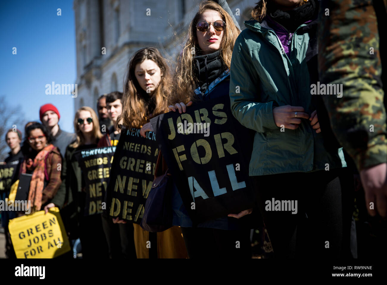 Jugend Aktivistinnen aus Kentucky und in den USA das Amt des Senators Mitch McConnell aus Protest gegen seine Versuche, den Green New Deal zu besiegen. Washington DC. USA. Februar 25, 2019 Stockfoto