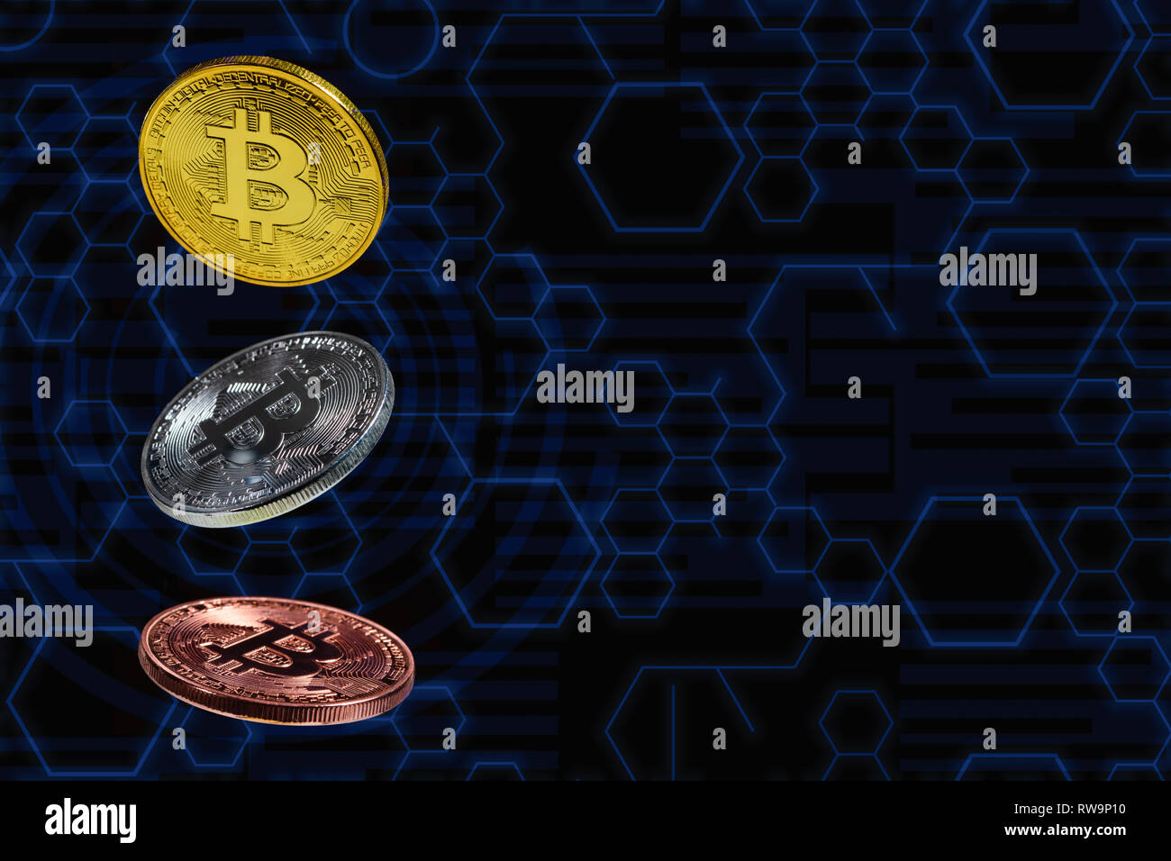 Bitcoin Münzen lavitate mitten in der Luft mit blauen Schaltplan als Hintergrund Stockfoto