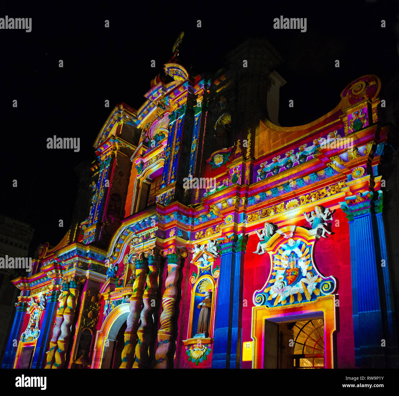 Die farbenfrohen barocken Fassade der Jesuit Compania de Jesus Kirche im Zentrum der Stadt von Quito bei einem leichten Festival, Ecuador. Stockfoto