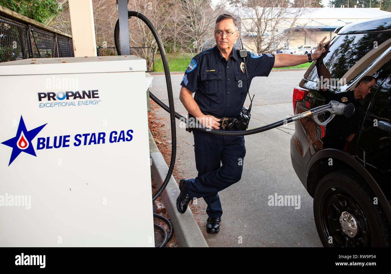 PE 00366-00 ... WASHINGTON - Sergeant Robert Barker der Edmonds Polizei füllt seine Streifenwagen mit Propan. Stockfoto