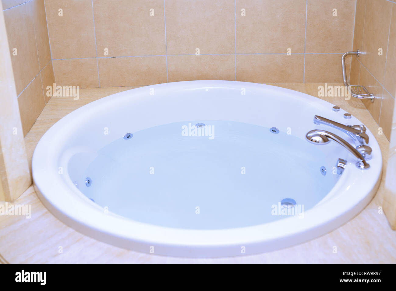 Was Kostet Eine Badewanne Voll Wasser Whirlpool badewanne -Fotos und -Bildmaterial in hoher Auflösung – Alamy