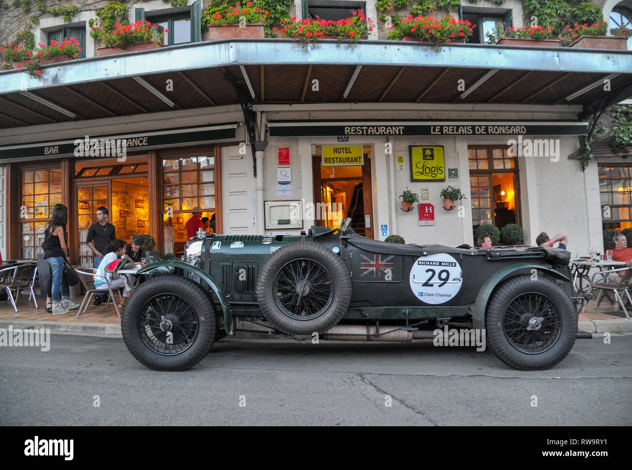 Bentley" Gebläse' 4 1/2 liter Vintage Racing Wagen außerhalb des Hotel Frankreich in der Nähe von Le Mans Stockfoto