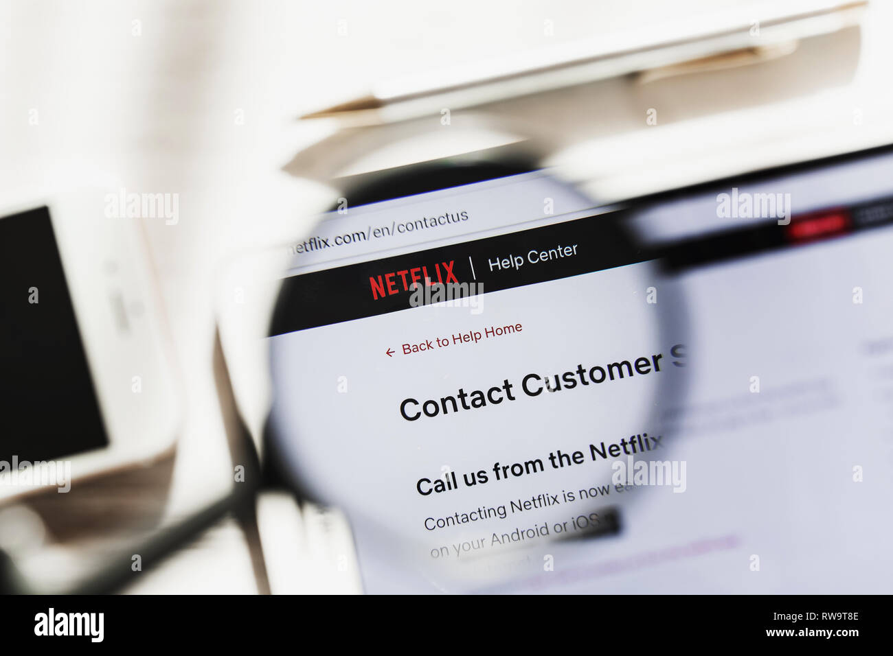 Los Angeles, Kalifornien, USA - 6. März 2019: Netflix Inc., NFLX Offizielle Website Homepage unter Lupe. Konzept Netflix Inc., NFLX logo Stockfoto