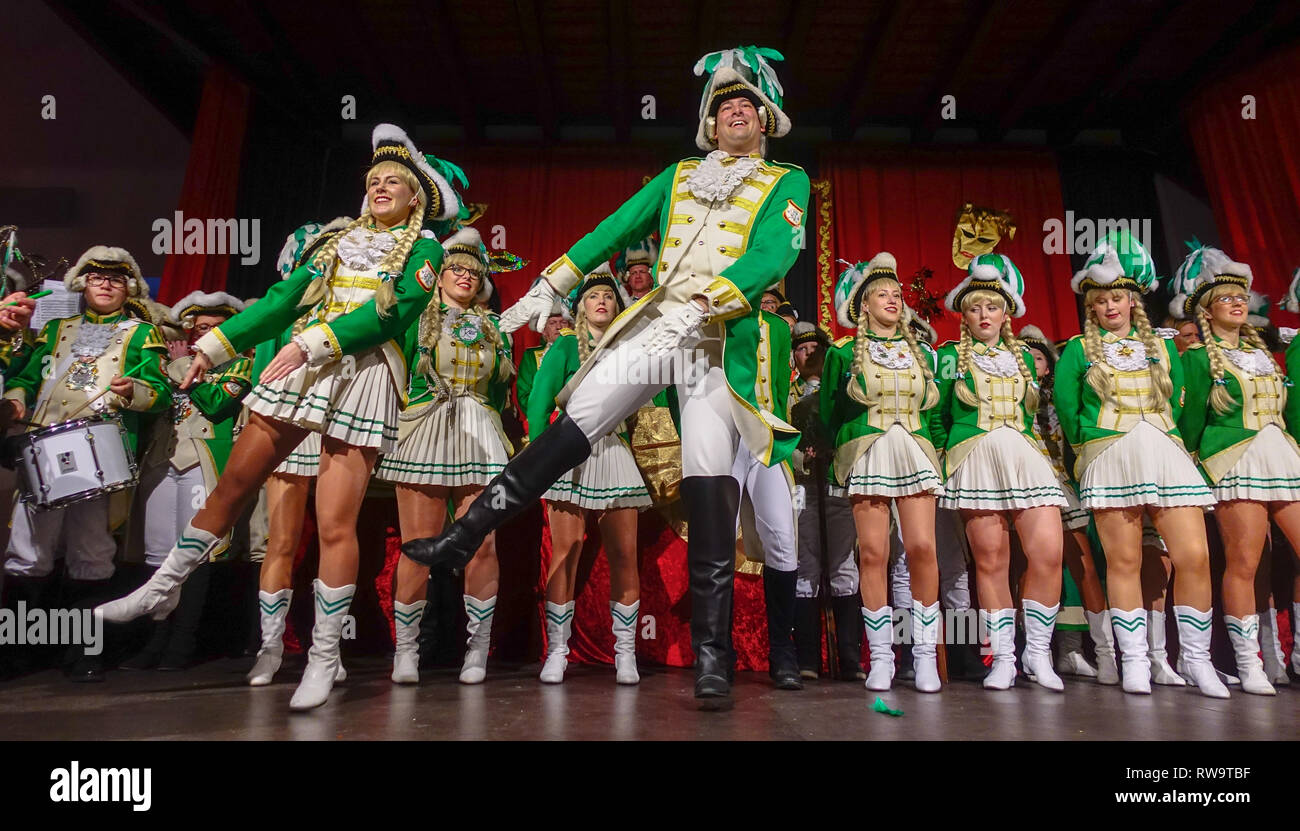 Karneval Tanzgruppe auf der Bühne in Bonn, Deutschland Stockfoto
