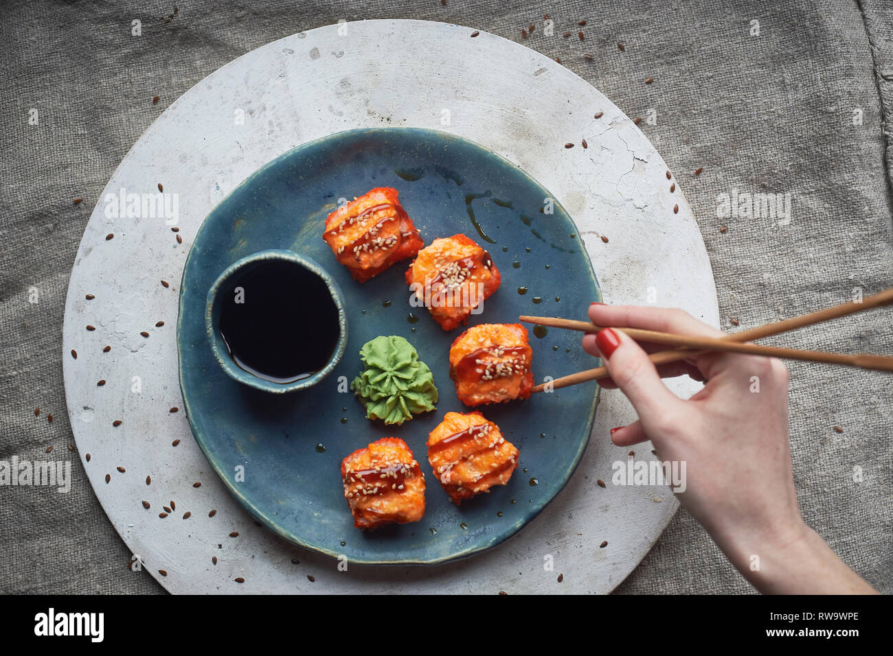 Traditionelle japanische Küche auf handgefertigte Keramik. Gebackene heißen Rollen auf einem blauen Ton Platte. Stockfoto