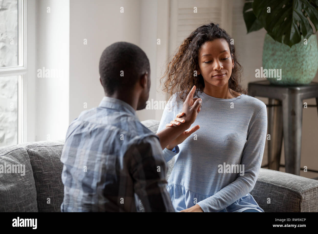 Mixed Race Paar Kampf zu Hause die Schuld für das Betrügen Stockfoto