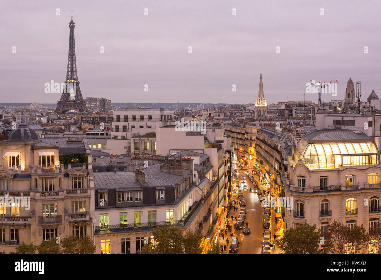 Paris: Nachtansicht der 'Rue Marbeuf" Straße, die Stadt und den Eiffelturm aus einem Gebäude der Avenue des Champs Elysees Stockfoto