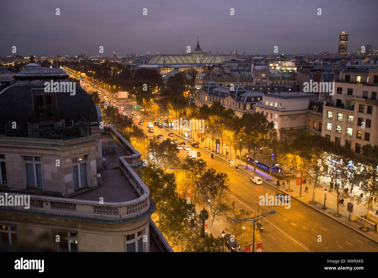 Paris: Nachtansicht der Avenue des Champs Elysees, der Stadt und dem Glas Gewölbe des Grand Palais (Großen Palast) aus einem Gebäude der Avenue des Stockfoto