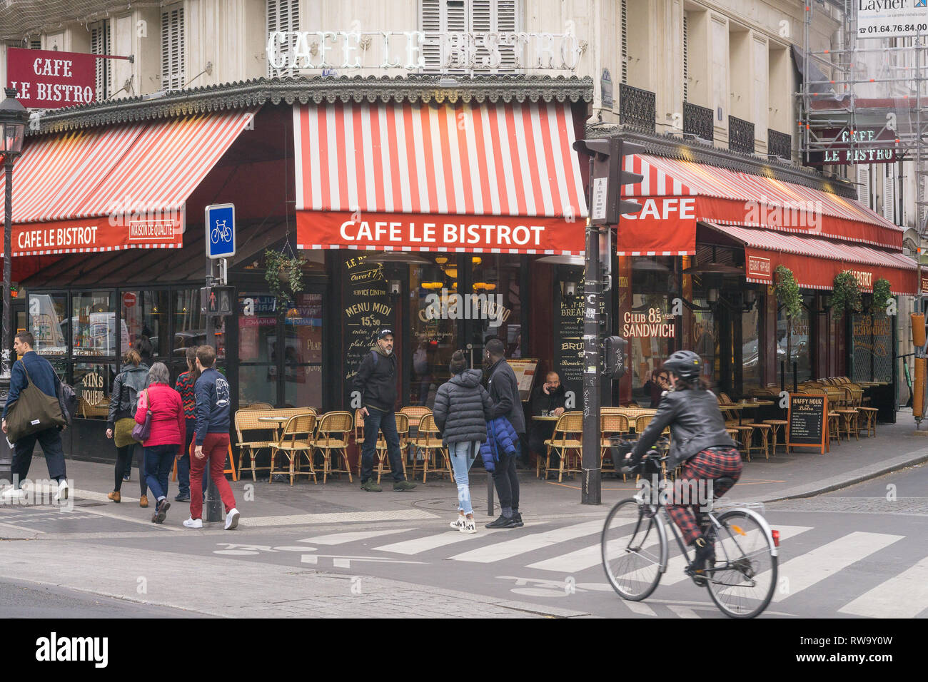 Paris Street Scene auf dem Boulevard Magenta, vor dem Cafe Le Bistrot, im 10. arrondissement. Frankreich. Stockfoto