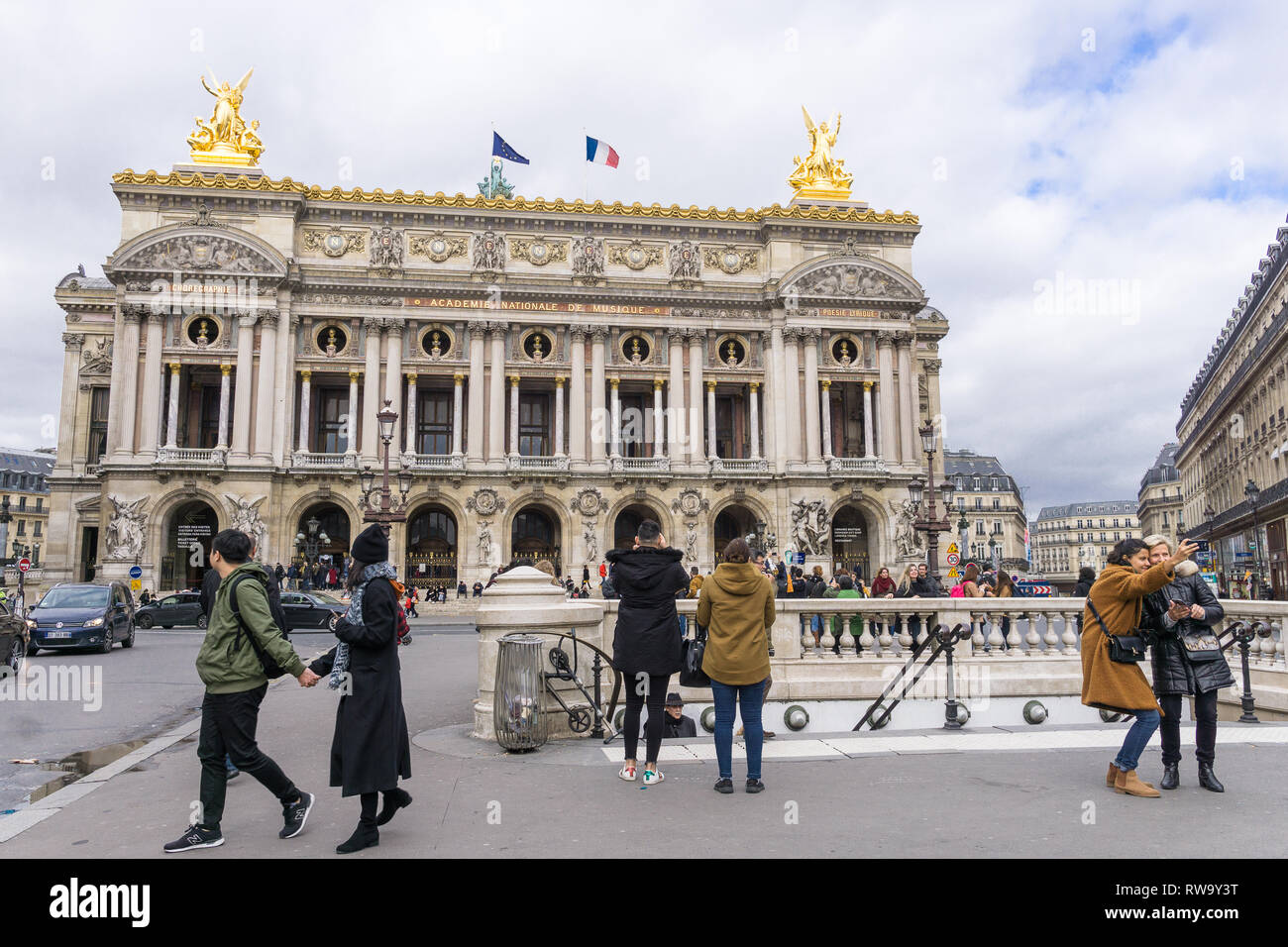 Touristen, die Fotos vor der Pariser Oper Garnier, Frankreich. Stockfoto