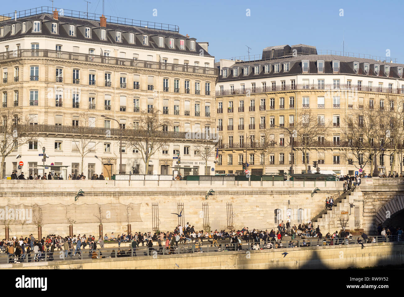 Menschen entspannend auf dem rechten Ufer der Seine River an einem Frühlingstag in Paris, Frankreich. Stockfoto