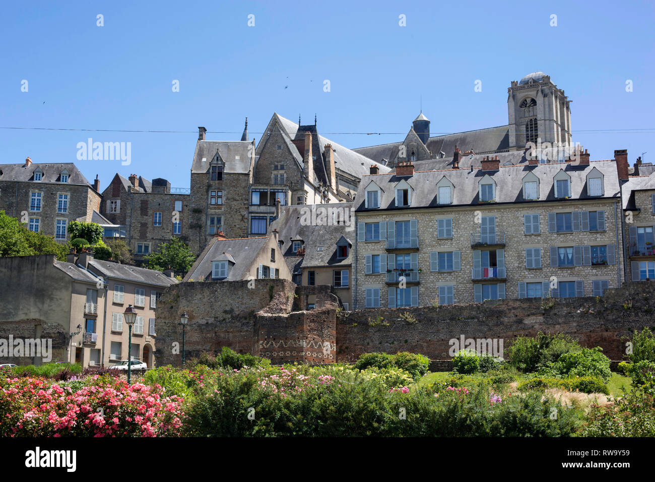 Le Mans (Frankreich): Stadthäuser und gallo-römischen Mauer, in der Altstadt "Cite Plantagenet", am Ufer des Flusses Sarthe Stockfoto