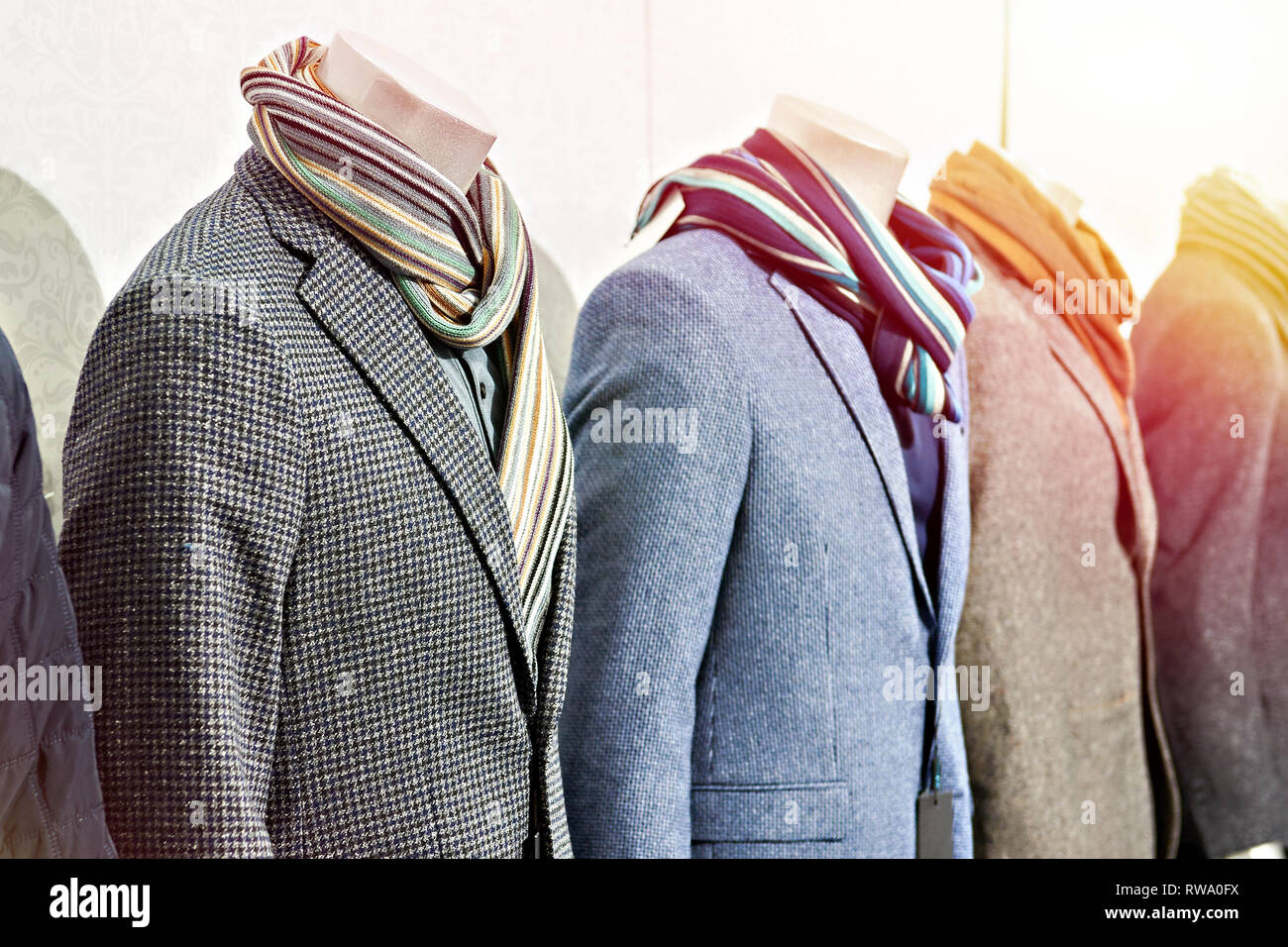 Tweed Herren sport Mäntel mit Schals in das Bekleidungsgeschäft Stockfoto