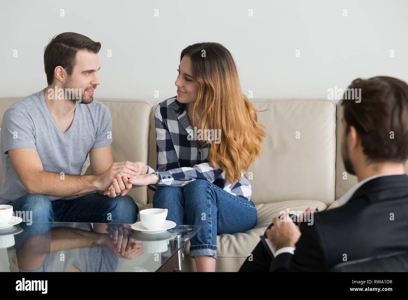 Happy versöhnt Paar hält Hände zufrieden mit Familie Therapie Sitzung Stockfoto