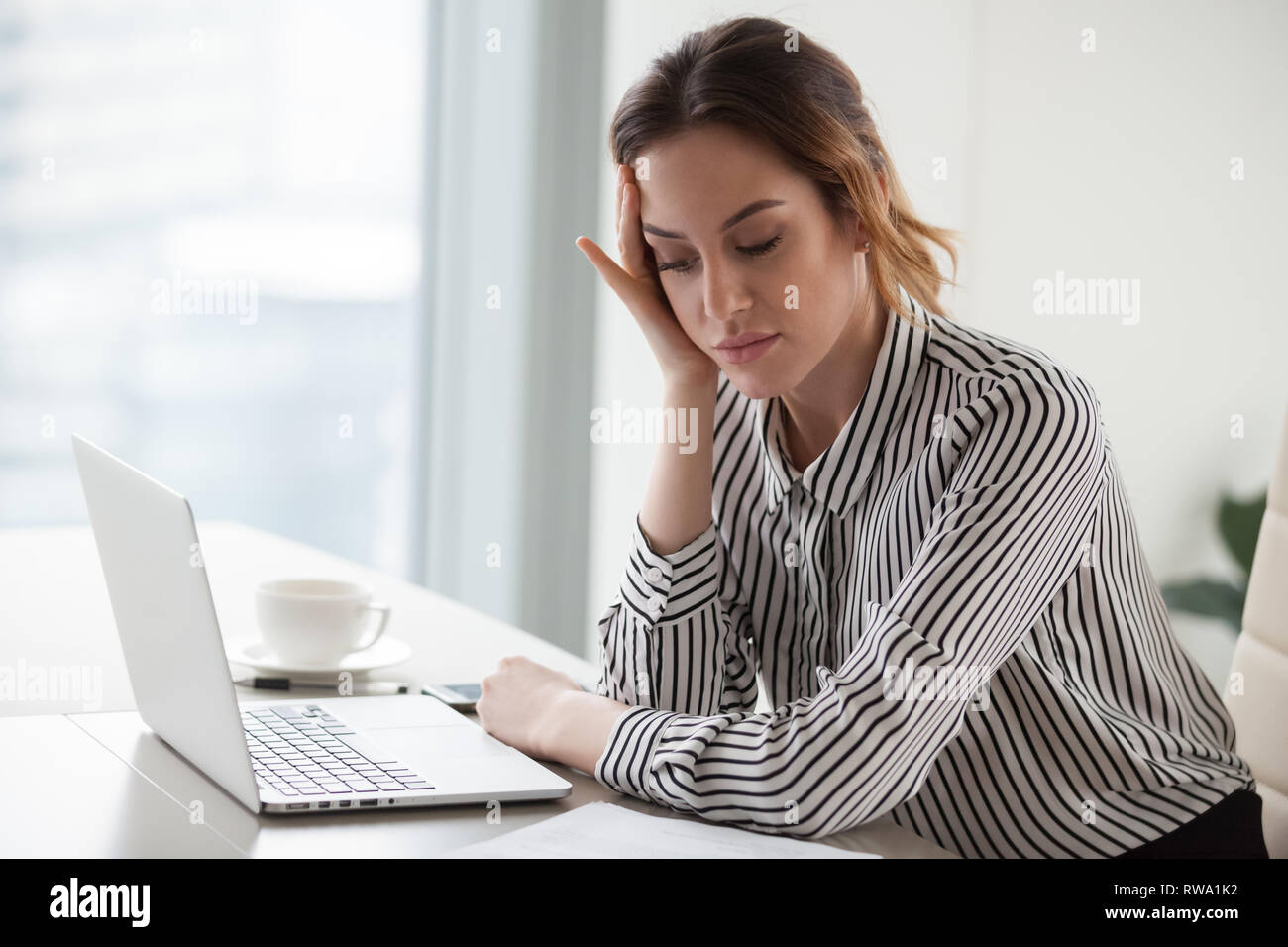 Gelangweilt Geschaftsfrau Mude Von Monotonen Job Desinteressiert An Langweilige Arbeit Stockfotografie Alamy