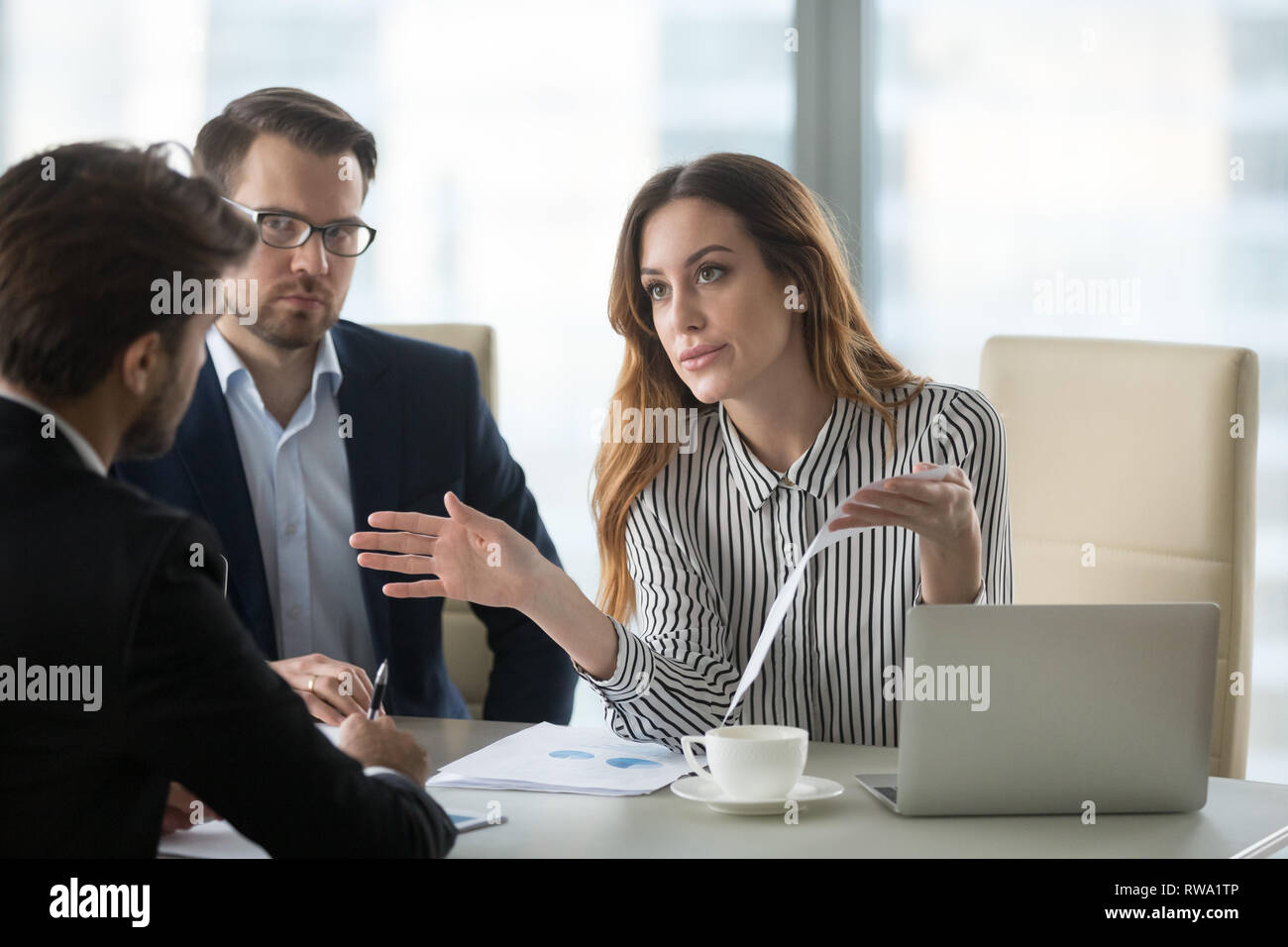Unzufrieden Executive in Konflikt mit Mitarbeitern über Finanzbericht Fehler Stockfoto