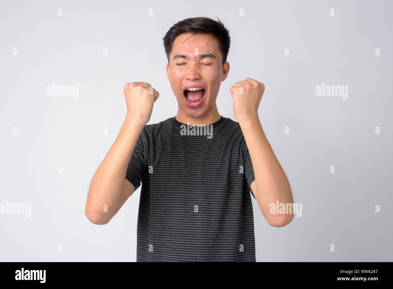 Porträt der jungen wütend asiatischer Mann schreien und schreien Stockfoto