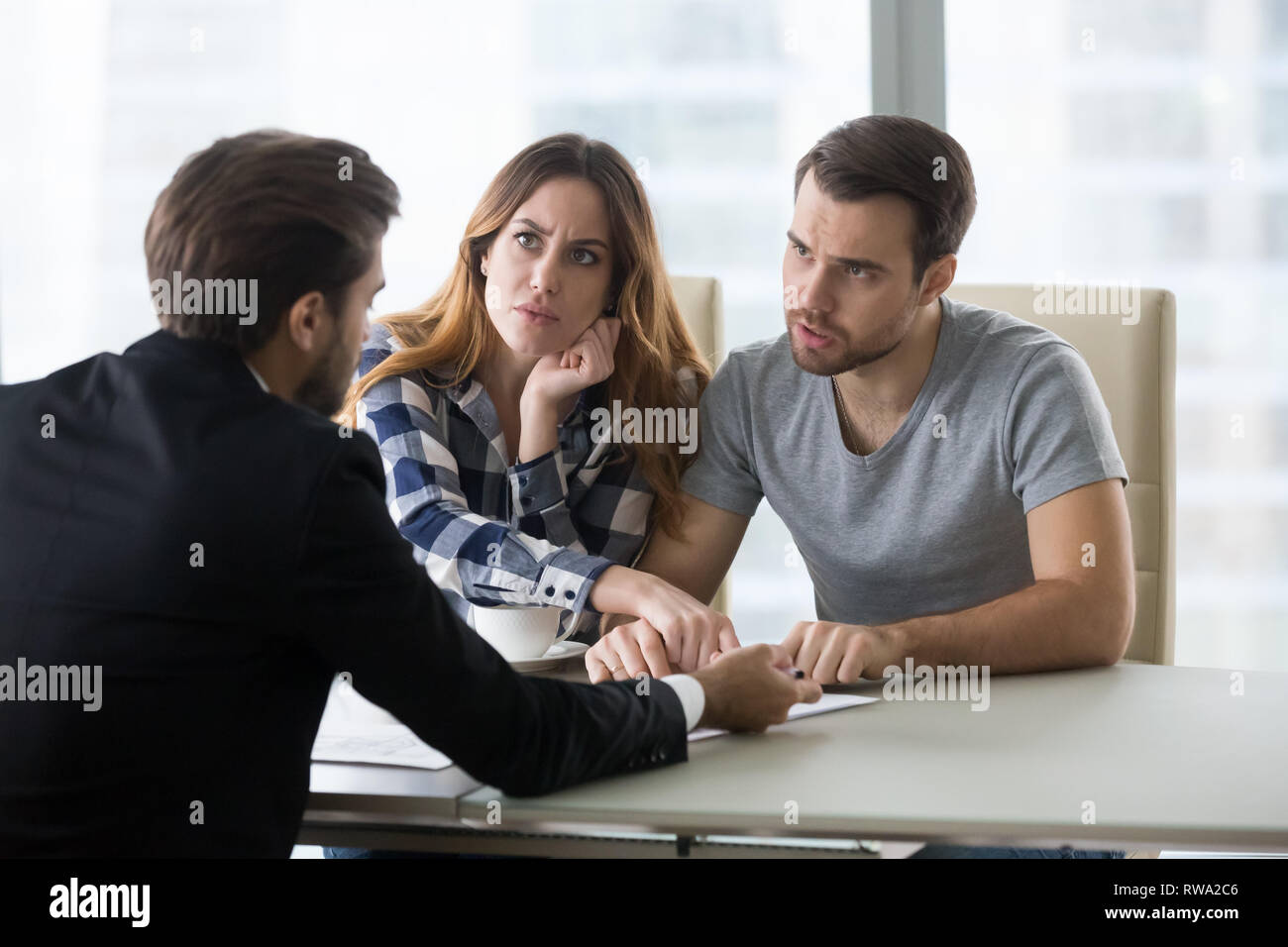 Wütend Paar argumentieren Tagung Rechtsanwalt Beschwerden auf schlechten Vertrag Stockfoto