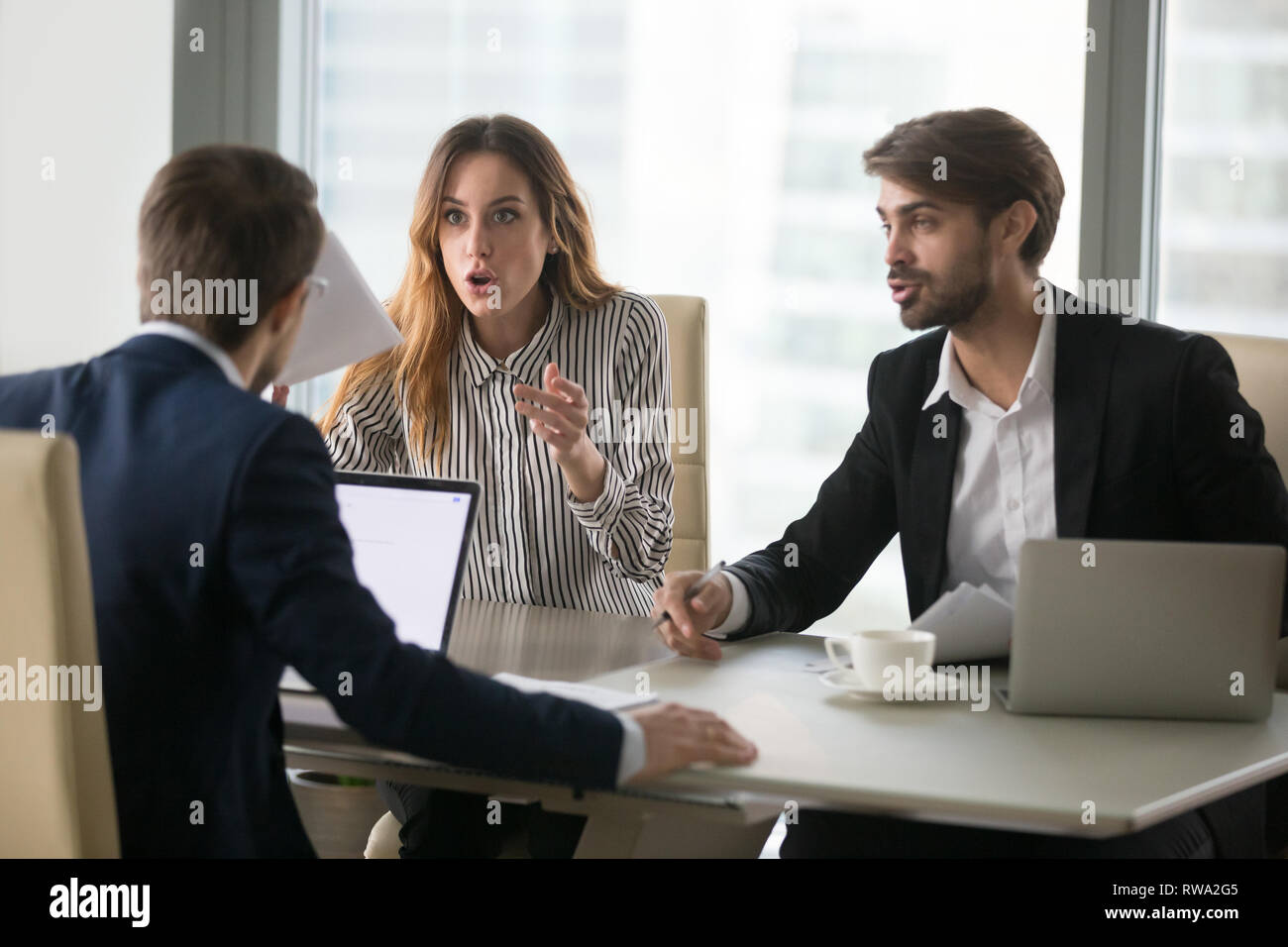 Unzufriedene Mitarbeiter oder verärgerten Kunden Kunden streiten über schlechte Vertrag Stockfoto