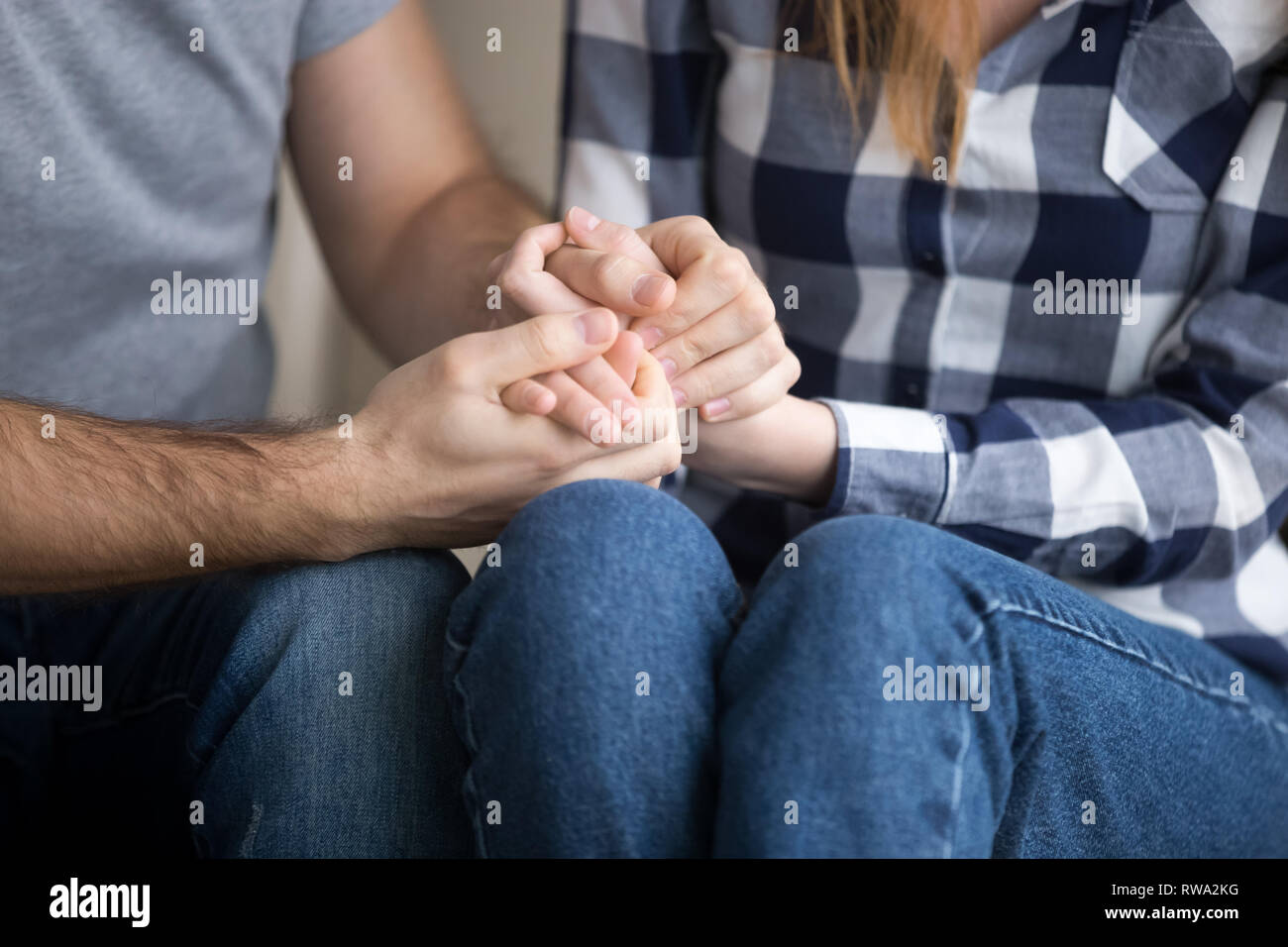 Ehepaar halten sich an den Händen, die psychologische Unterstützung, Ansicht schließen Stockfoto