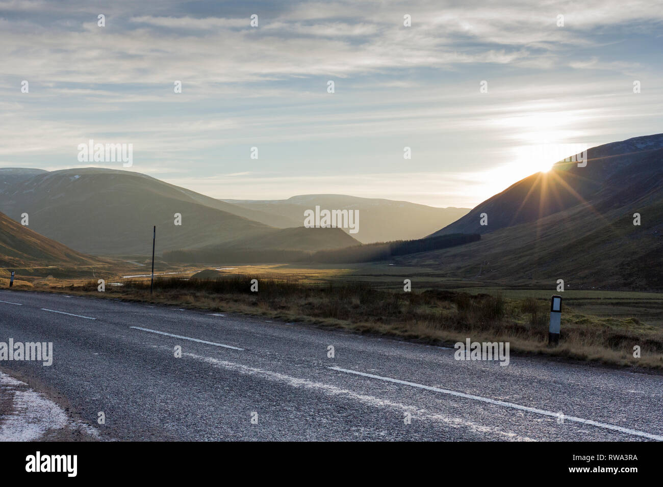 Diesigen Nachmittag Sonnenschein, Straße durch die Cairngorms, einer 93, Schottland, Großbritannien Stockfoto