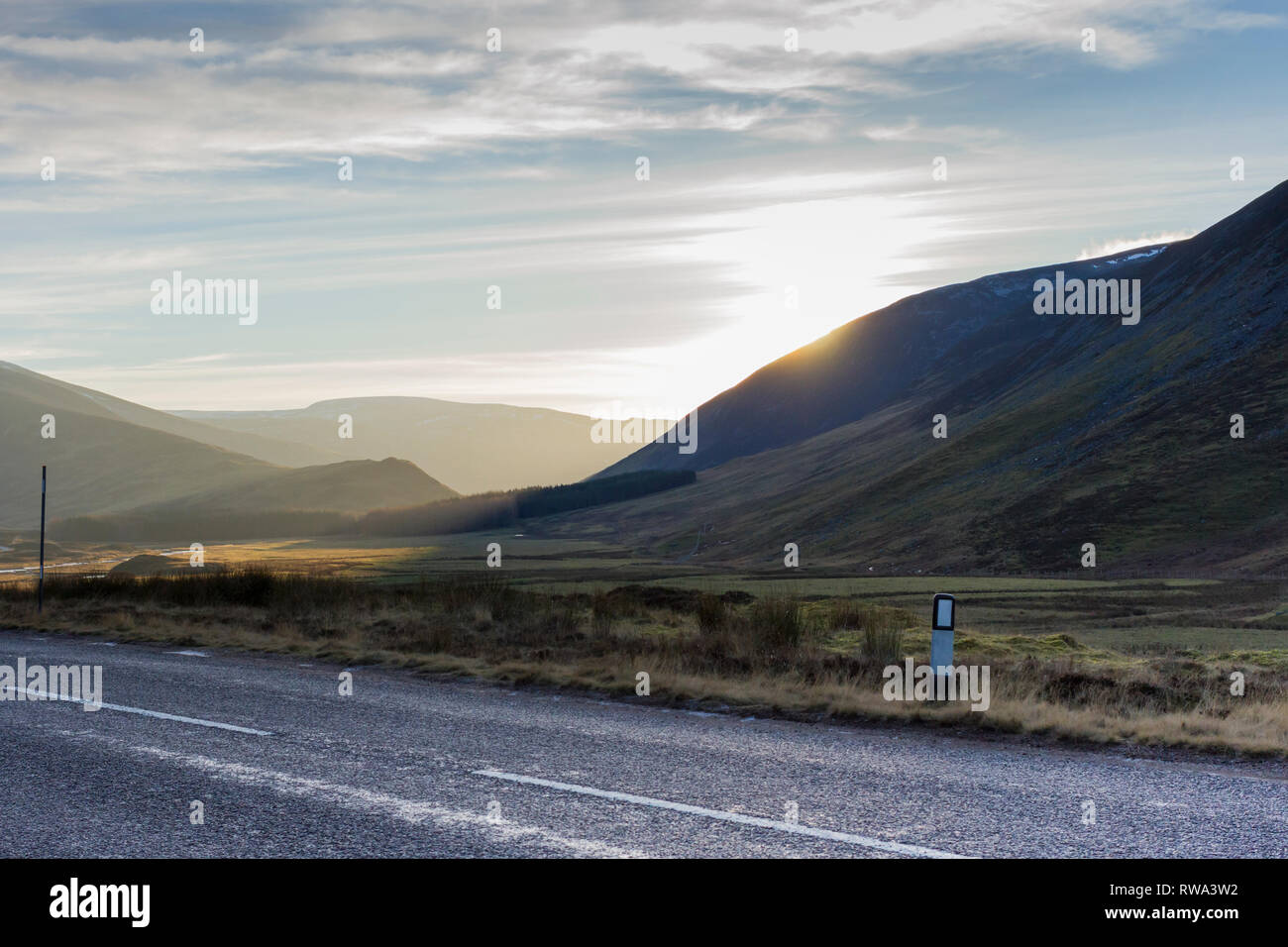 Straße durch die Cairngorms National Park, A 93 in den schottischen Highlands. Schottland, Großbritannien Stockfoto