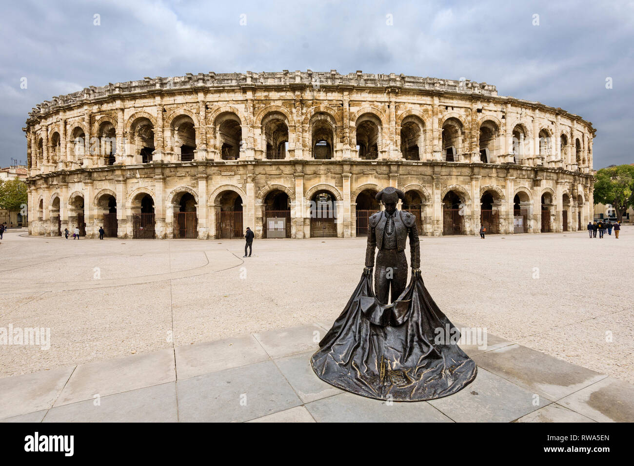 Bronze Skulptur von Nimeño II, Denkmal für stierkämpfer Christian Montcouquiol vor der Arena in Nimes, Frankreich Stockfoto