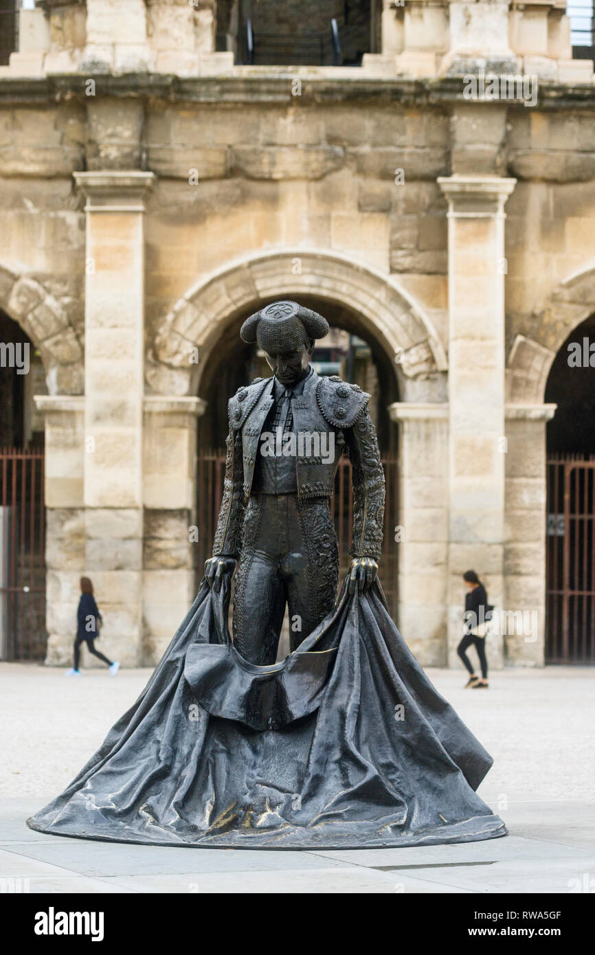 Bronze Skulptur von Nimeño II, Denkmal für stierkämpfer Christian Montcouquiol vor der Arena in Nimes, Frankreich Stockfoto