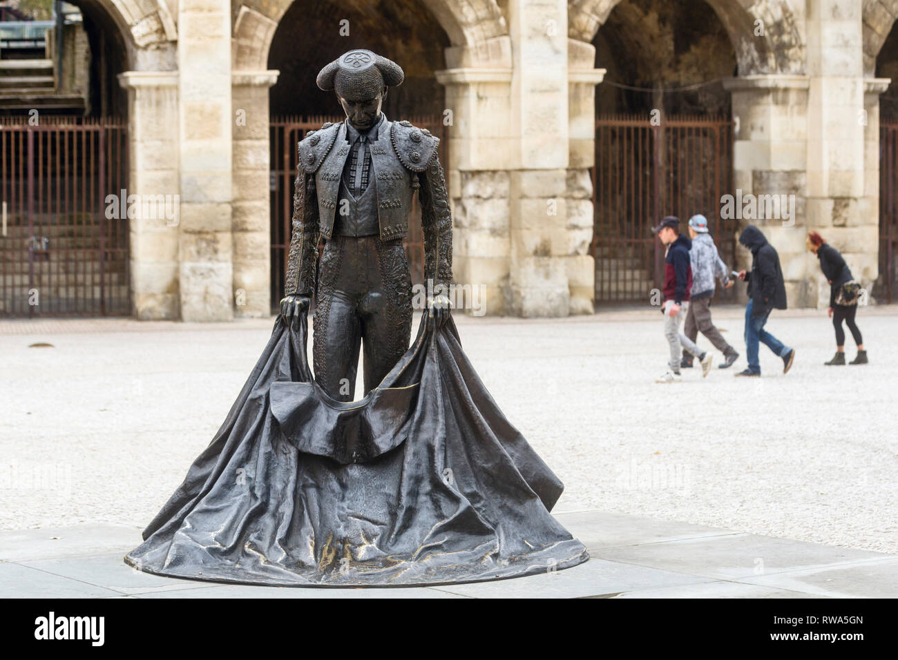 Bronze Skulptur von Nimeño II, Denkmal für stierkämpfer Christian Montcouquiol vor der Arena in Nimes, Frankreich Stockfoto