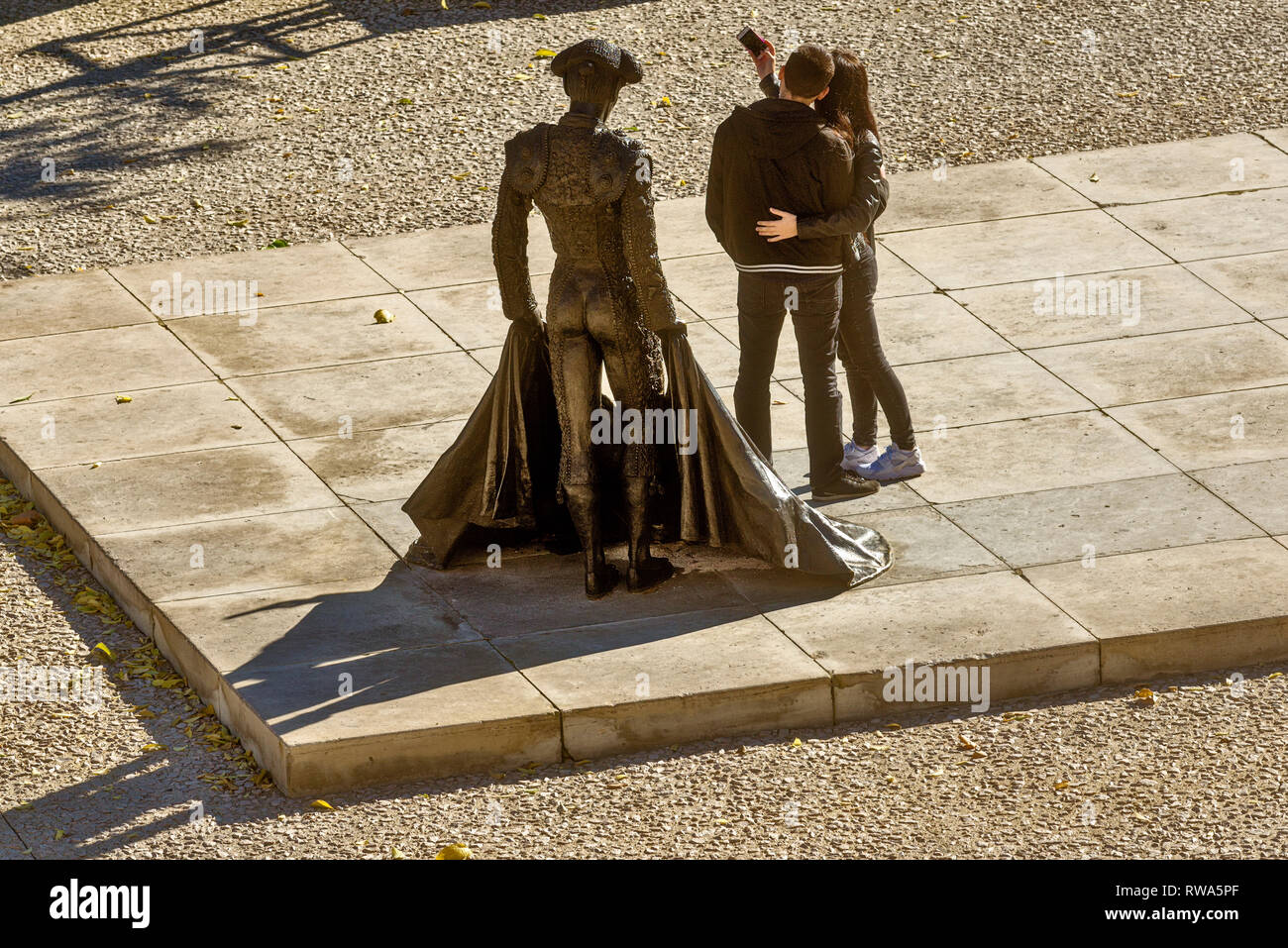 Bronze Skulptur von Nimeño II, Denkmal für stierkämpfer Christian Montcouquiol vor der Arena in Nimes, Frankreich Stockfoto