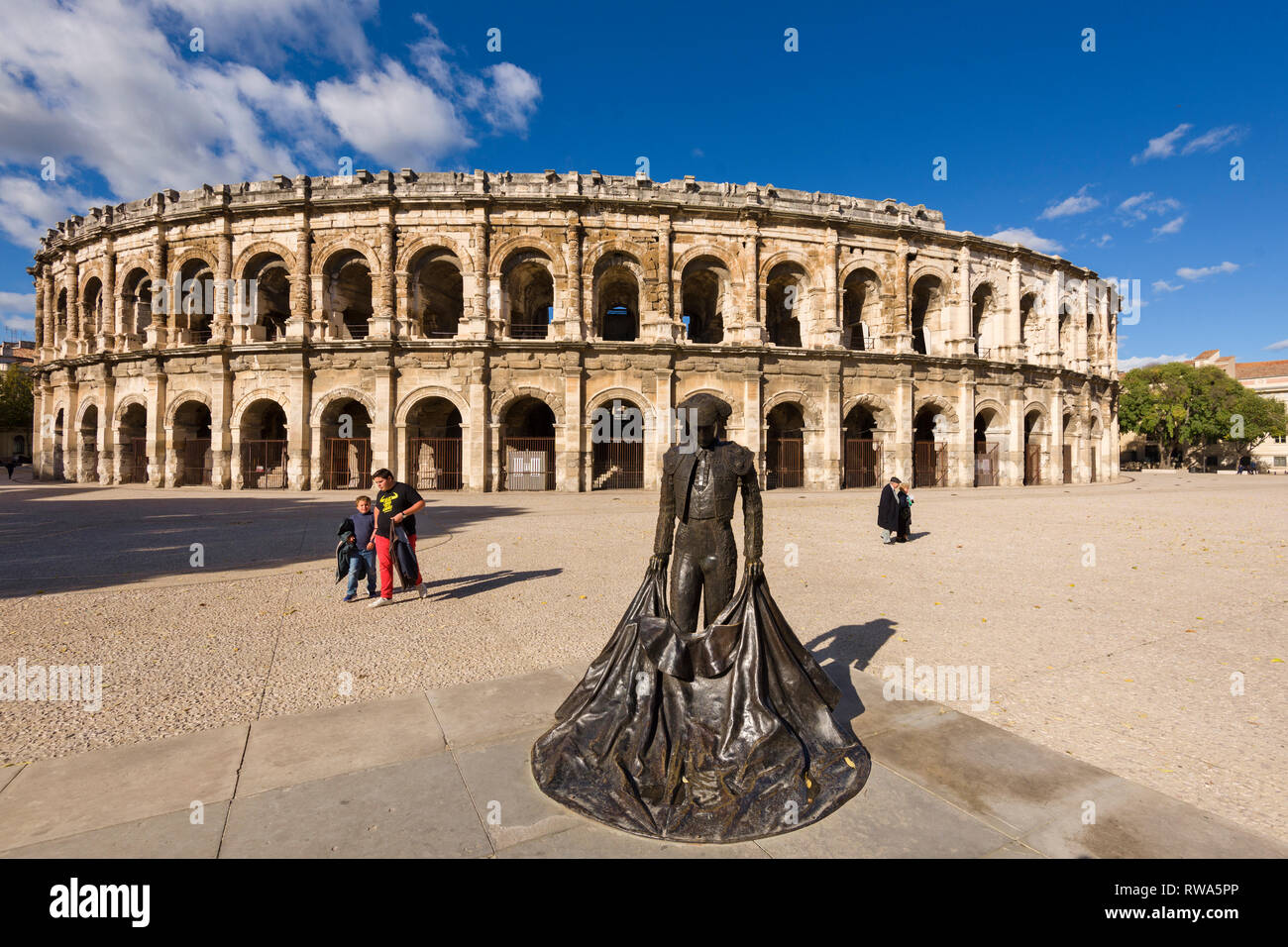 Bronze Skulptur von Nimeño II, Denkmal für stierkämpfer Christian Montcouquiol vor der Arena in Nimes, Frankreich Stockfoto