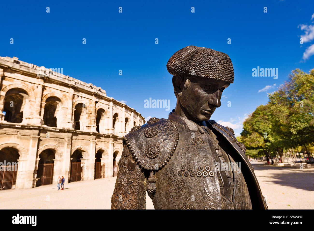 Bronze Skulptur von Nimeño II, Denkmal für stierkämpfer Christian Montcouquiol vor der Arena in Nimes, Frankreich Stockfoto