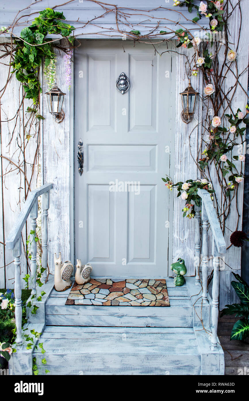 Studio Dekor. Blumen an den Wänden. Tür Stockfoto