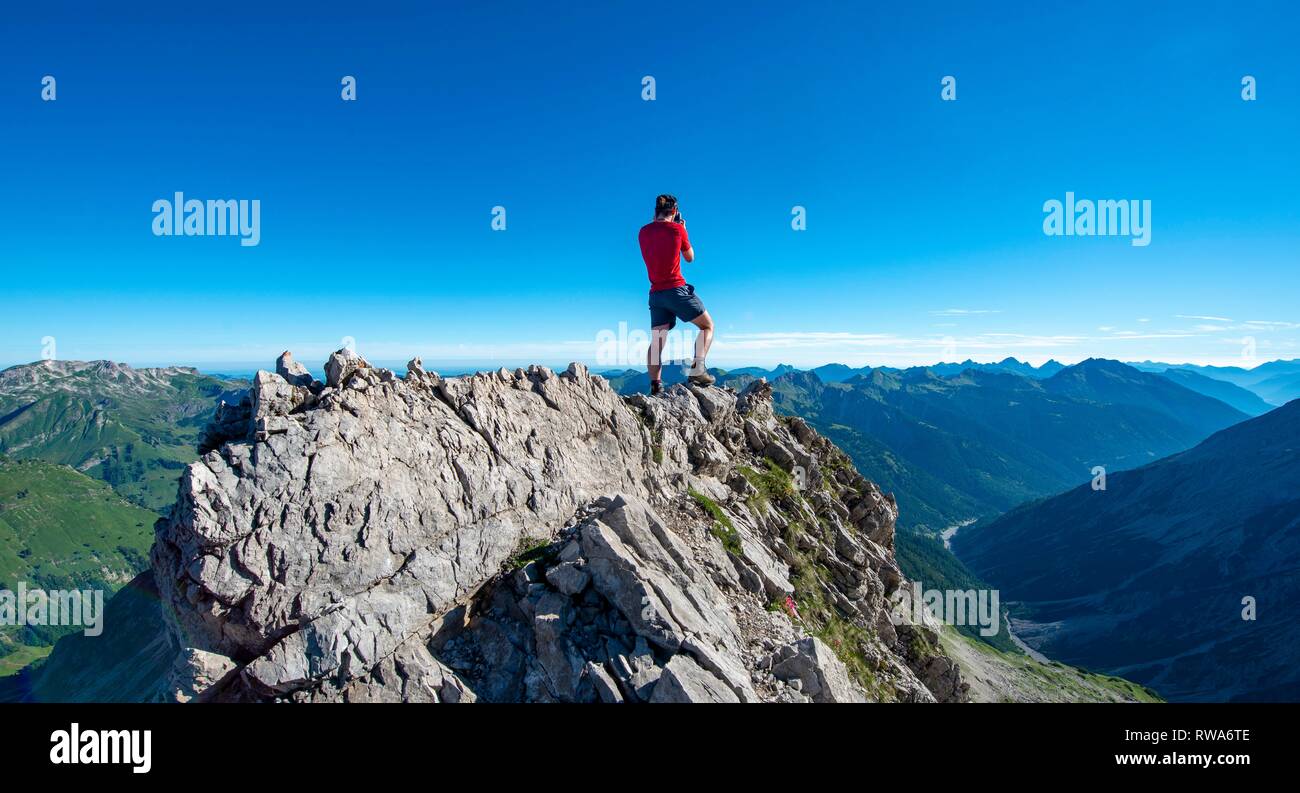 Wanderer fotografieren, Wanderweg zum Hochvogel, Blick vom Sattel auf der Kreuzspitze, Allgäu, Allgäuer Hochalpen Stockfoto